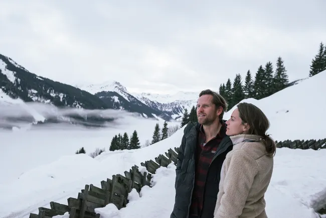 Paar im Winterurlaub in Saalbach