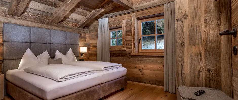 Romantisches Schlafzimmer im Chalet Schönwieshütte Saalbach Hinterglemm mit Bergblick