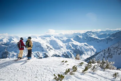 Blick auf die schneebedeckten Berge im Glemmtal