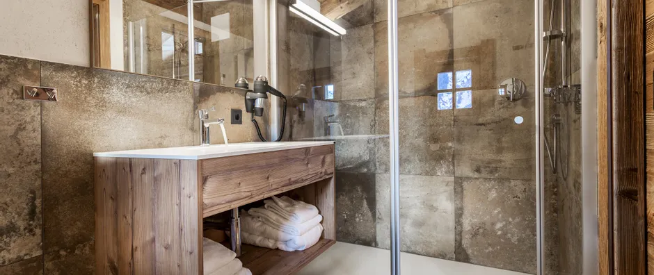 Exklusives Bad mit Duschkabine in der Schönwieshütte