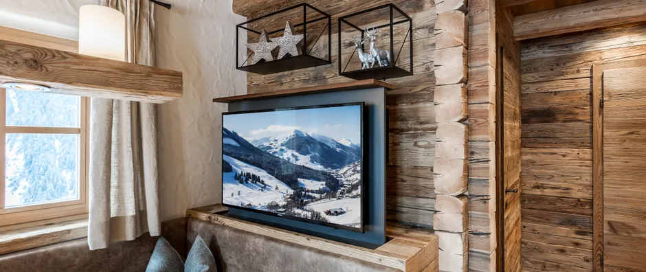 Stilvolles Wohnzimmer mit Panoramablick im Chalet Schönwieshütte Saalbach Hinterglemm