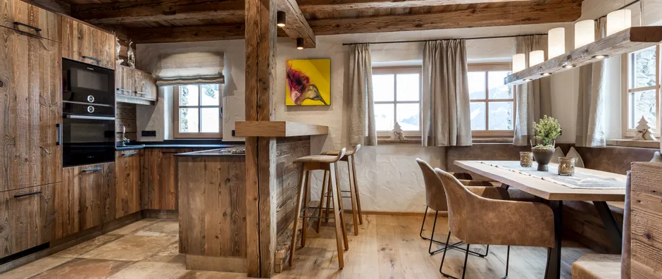 Moderne Küche und Sitzecke in der Hütte in Saalbach
