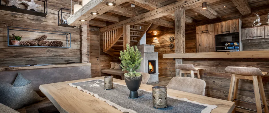 Eleganter Essbereich mit moderner Küche im Chalet Schönwieshütte Saalbach Hinterglemm