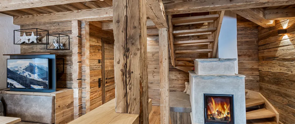 Wohnbereich mit Kamin im exklusiven Chalet Schönwieshütte in Saalbach Hinterglemm