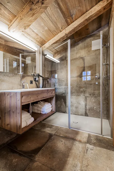Exklusive Einrichtung im Badezimmer im Chalet