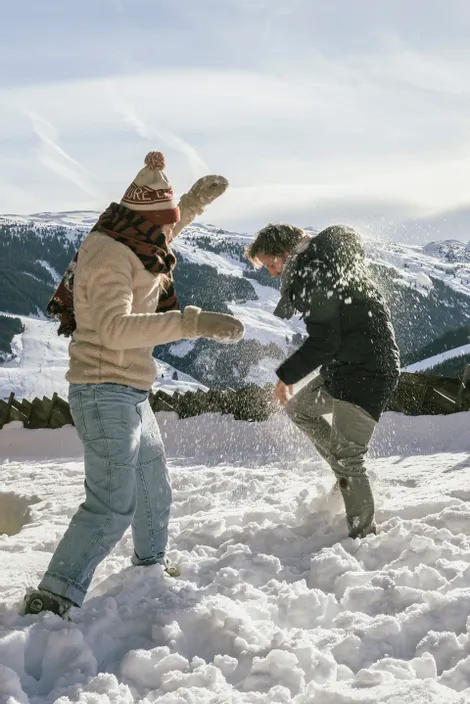 Schneeballschlacht mit Bergblick