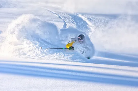 Skifahrer im Tiefschnee in Saalbach